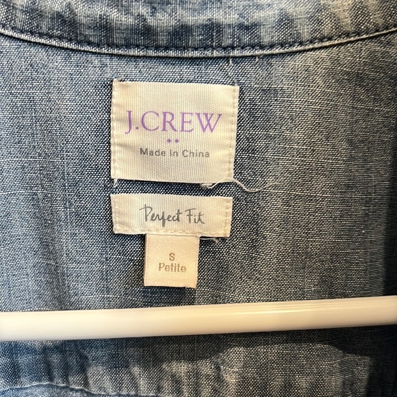 J. Crew Factory Perfect Fit Chambray Denim Button-Up Shirt. Size: Small Petite - Picture 2 of 10
